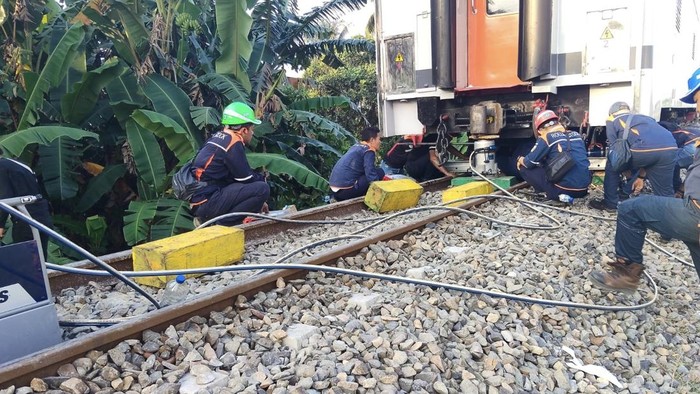 Petugas kereta api saat melakukan evakuasi di lokasi kecelakaan