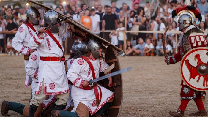 Suasana masa lalu kembali hadir dalam festival rekonstruksi sejarah Romawi yang digelar di Mokro, Bosnia dan Herzegovina, Sabtu (1/8/2026). Para peserta mengenakan kostum khas Romawi untuk menghidupkan kembali kejayaan peradaban kuno tersebut. REUTERS/Amel Emric