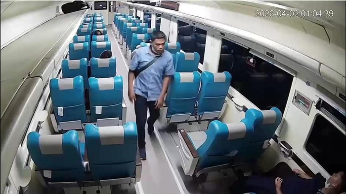 Keterangan foto: Rekaman CCTV saat pelaku mencuri laptop di dalam kereta api (Dok. Istimewa)