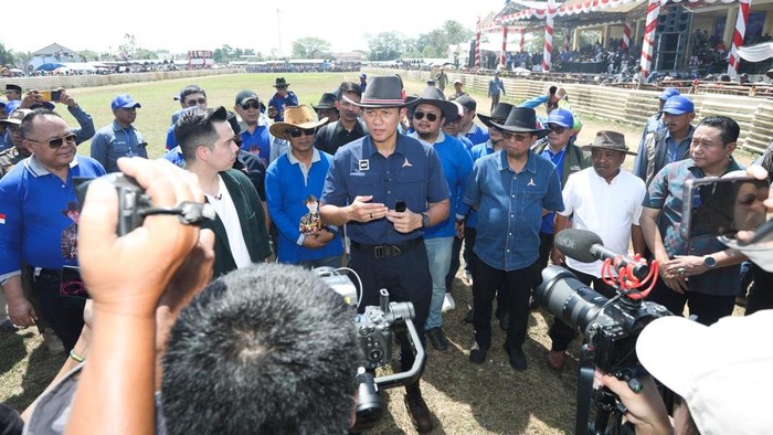 Ketua Umum Partai Demokrat Agus Harimurti Yudhoyono (AHY) membuka Lomba Karapan Sapi Piala AHY di Stadion Karapan Sapi Bangkalan