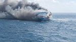 Potret KM Mutiara Sentosa 2 Bawa 250 Penumpang Terbakar di Laut Madura
