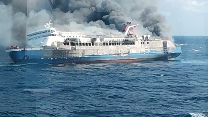 KM Mutiara Sentosa 2 yang terbakar di perairan utara madura