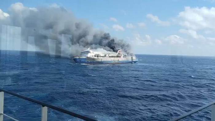 KM Mutiara Sentosa 2 yang terbakar di perairan utara madura