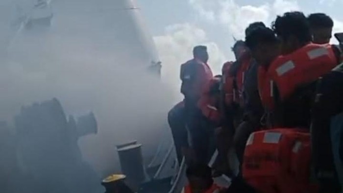 KM Mutiara Sentosa 2 rute Tanjung Perak menuju Makassar dilaporkan terbakar.
