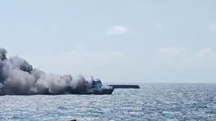 KM Mutiara Sentosa 2 terbakar di perairan Pulau Sapudi, Sumenep, Madura