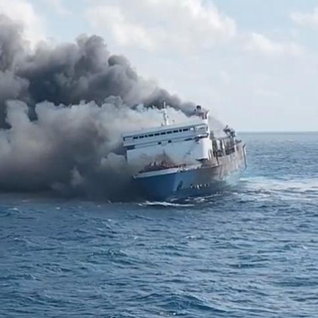 Potret KM Mutiara Sentosa 2 Bawa 250 Penumpang Terbakar di Laut Madura