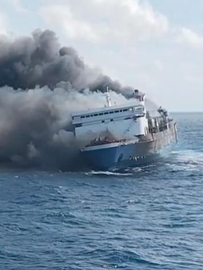 Potret KM Mutiara Sentosa 2 Bawa 250 Penumpang Terbakar di Laut Madura