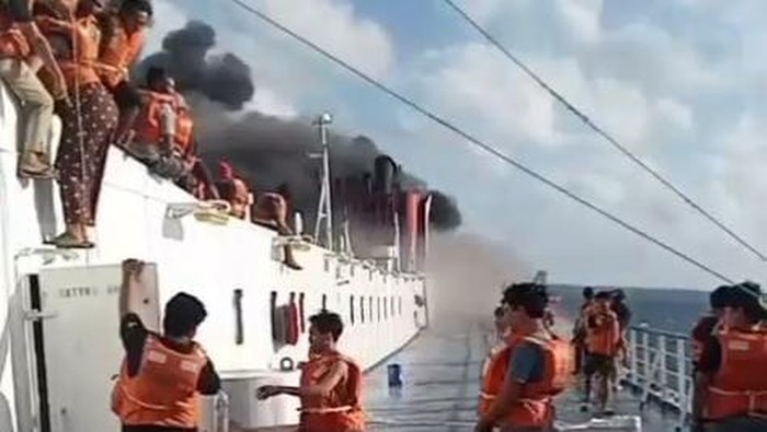 KM Mutiara Sentosa 2 terbakar di perairan Pulau Sapudi, Sumenep, Madura