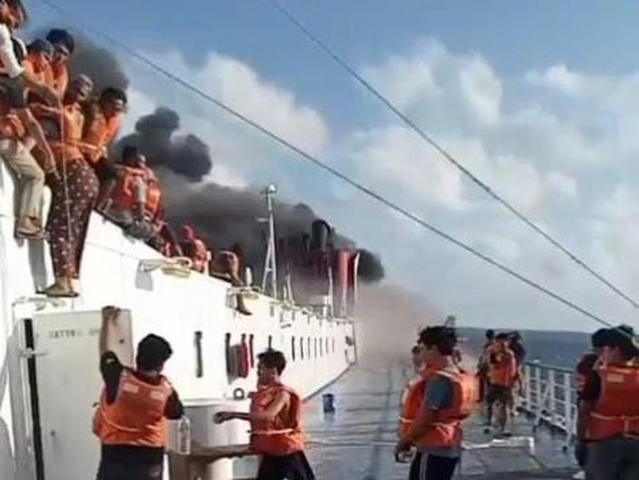 KM Mutiara Sentosa 2 terbakar di perairan Pulau Sapudi, Sumenep, Madura