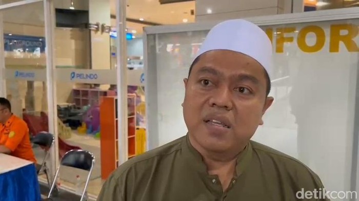Fauzi, keluarga penumpang KM Mutiara Sentosa 2 yang terbakar di perairan Sumenep Madura saat di posko Pelabuhan Tanjung Perak Surabaya
