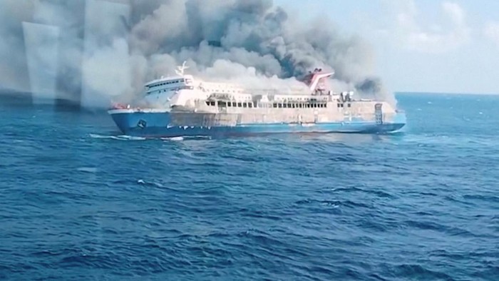 Kebakaran melanda kapal KM Mutiara Sentosa 2 di perairan lepas pantai Pulau Madura, Jawa Timur, Minggu (2/8/2026). Insiden tersebut membuat ratusan penumpang panik dan harus dievakuasi setelah api membesar di tengah perjalanan. REUTERS/BASARNAS