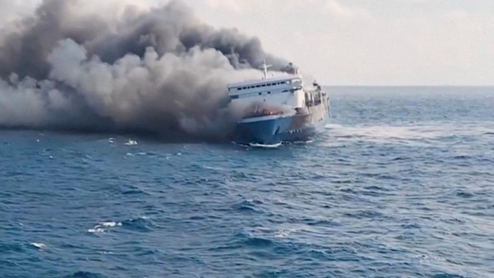 Kebakaran melanda kapal KM Mutiara Sentosa 2 di perairan lepas pantai Pulau Madura, Jawa Timur, Minggu (2/8/2026). Insiden tersebut membuat ratusan penumpang panik dan harus dievakuasi setelah api membesar di tengah perjalanan. REUTERS/BASARNAS