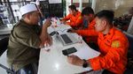 KM Mutiara Sentosa 2 Terbakar, Ratusan Penumpang Dievakuasi dari Laut Madura