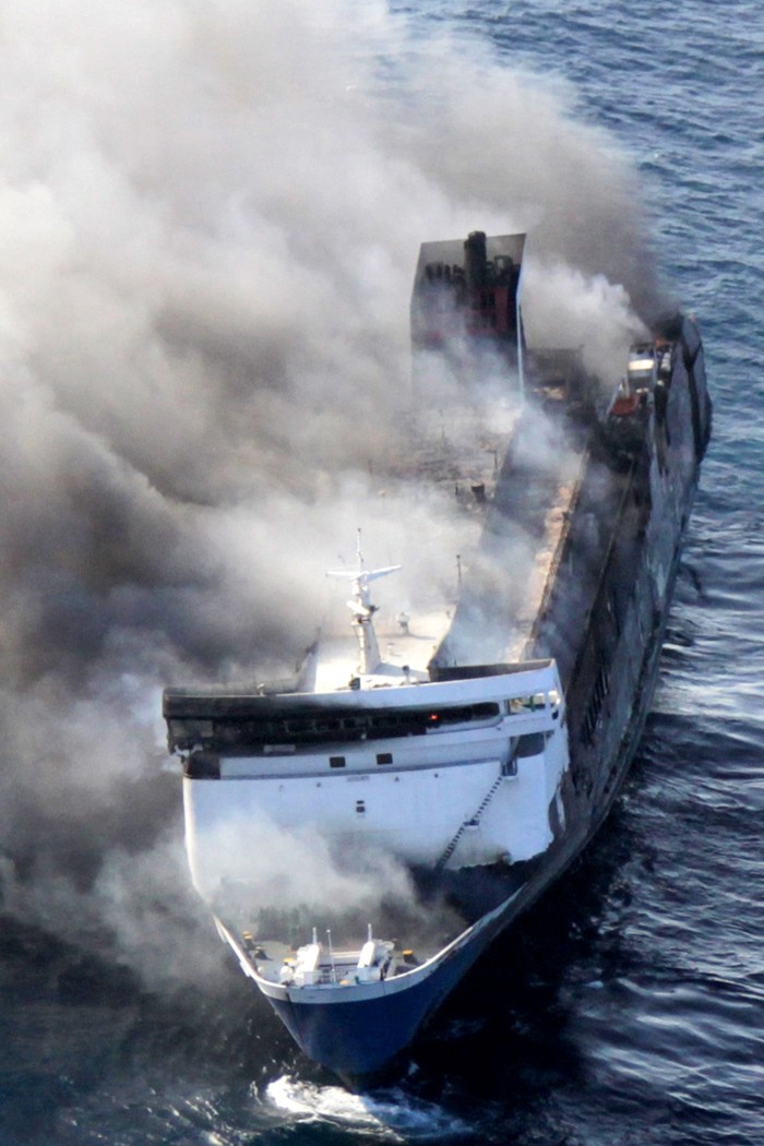 Kapal Mutiara Sentosa 2 terbakar di perairan Sumenep, Jawa Timur, Minggu (2/8/2026). Kapal Motor Penumpang (KMP) Mutiara Sentosa 2 yang berpenumpang sekitar 250 orang penumpang tersebut mengalami kebakaran saat melakukan pelayaran dari Surabaya ke Makassar dan saat ini masih belum bisa dipastikan jumlah korbannya. ANTARAFOTO/Umarul Faruq