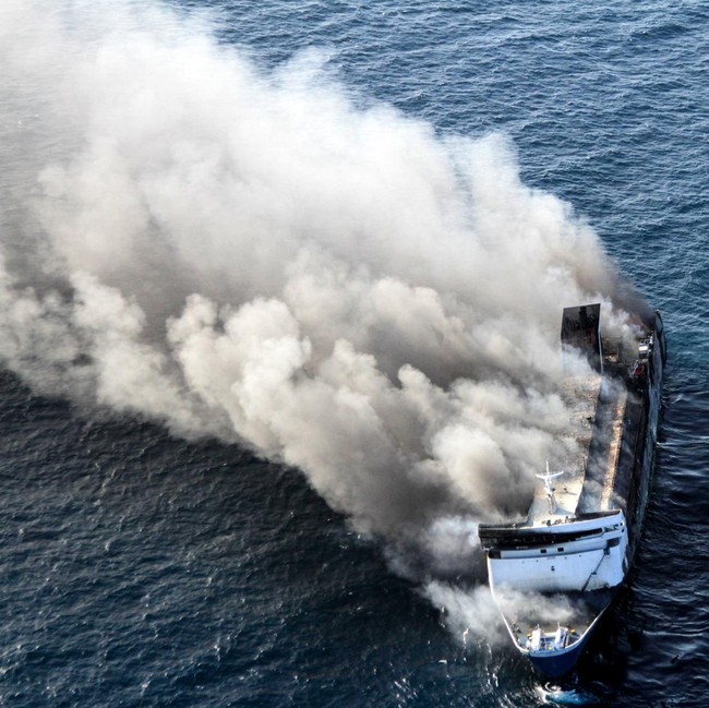 KM Mutiara Sentosa 2 Terbakar, Ratusan Penumpang Dievakuasi dari Laut Madura