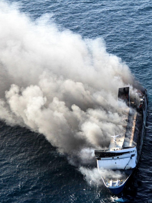 KM Mutiara Sentosa 2 Terbakar, Ratusan Penumpang Dievakuasi dari Laut Madura