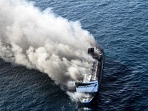 KM Mutiara Sentosa 2 Terbakar, Ratusan Penumpang Dievakuasi dari Laut Madura