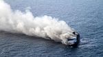 KM Mutiara Sentosa 2 Terbakar, Ratusan Penumpang Dievakuasi dari Laut Madura