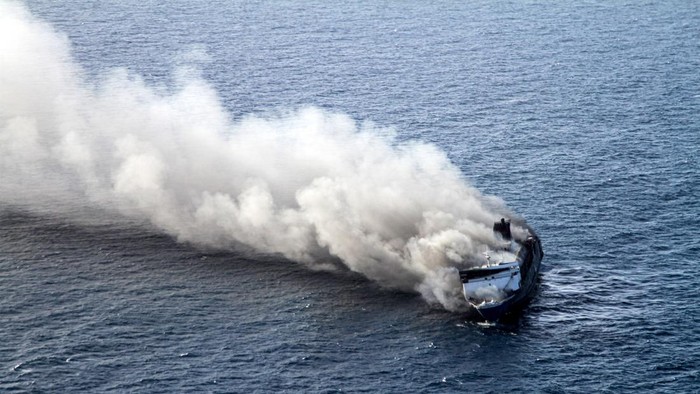 Kapal Mutiara Sentosa 2 terbakar di perairan Sumenep, Jawa Timur, Minggu (2/8/2026). Kapal Motor Penumpang (KMP) Mutiara Sentosa 2 yang berpenumpang sekitar 250 orang penumpang tersebut mengalami kebakaran saat melakukan pelayaran dari Surabaya ke Makassar dan saat ini masih belum bisa dipastikan jumlah korbannya. ANTARAFOTO/Umarul Faruq