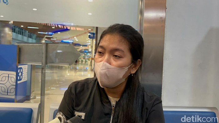 Devi, keluarga penumpang KMP  Mutiara Sentosa 2 menunggu cemas kabar suaminya yang tak terdaftar di manifest