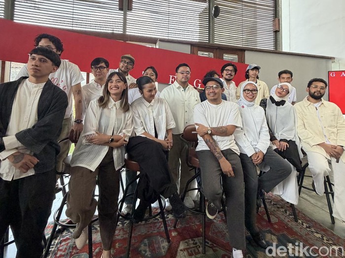 Lafa Pratomo dan para kolaborator dalam album Garis Tegak.