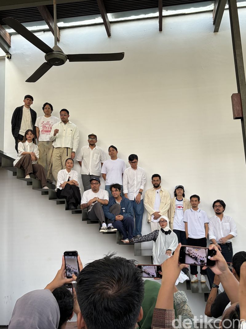 Lafa Pratomo dan para kolaborator dalam album Garis Tegak.