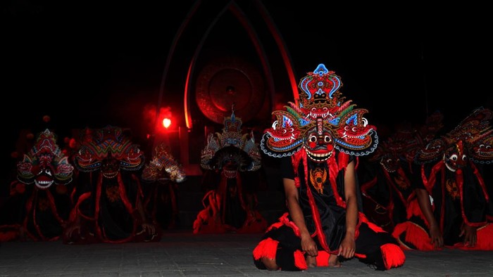 Seniman menampilkan tarian Barongan Kucingan dalam Festival Barongan Kucingan Blitaran di Alun-Alun Lodoyo, Blitar, Jawa Timur, Sabtu (1/8/2026). Acara tersebut digelar sebagai bentuk pelestarian kesenian yang menjadi salah satu ikon Blitar sekaligus memberikan wadah aktualisasi diri bagi seniman lokal dan mendorong pengembangan wisata budaya setempat. ANTARA FOTO/Irfan Anshori