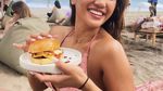 Gaya Marion Jola Mantai Sambil Kulineran, Minum Es Kelapa dan Makan Burger