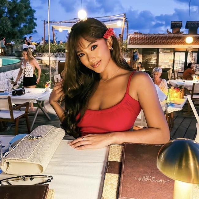 Gaya Marion Jola Mantai Sambil Kulineran, Minum Es Kelapa dan Makan Burger