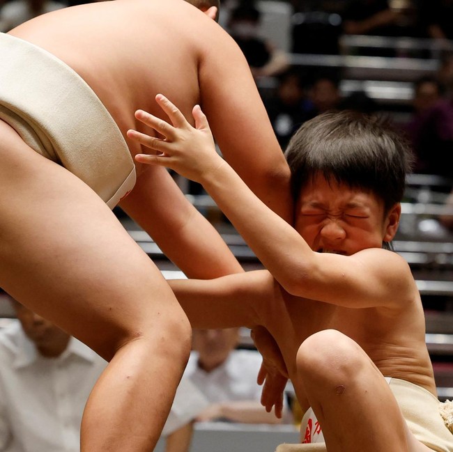 Menggemaskan tapi Tangguh! Pegulat SD Bertarung di Turnamen Sumo Tokyo