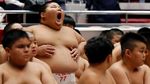 Menggemaskan tapi Tangguh! Pegulat SD Bertarung di Turnamen Sumo Tokyo