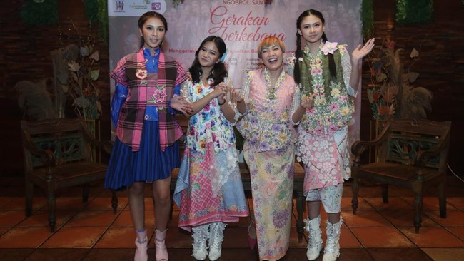Desainer Lenny Agustin, yang dikenal lewat karya Kebaya Funky, menilai inovasi tetap harus berpijak pada jati diri kebaya. Ia bersama sejumlah desainer kembali mengkaji pakem kebaya agar kreativitas tidak menghilangkan identitas.