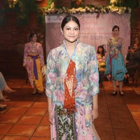 Sejumlah gadis muda lainnya tampil percaya diri dengan beragam kreasi kebaya pada peringatan Hari Kebaya Nasional 2026. Mereka menunjukkan bahwa kebaya telah menjadi bagian dari ekspresi gaya generasi masa kini.