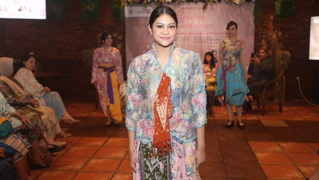 Sejumlah gadis muda lainnya tampil percaya diri dengan beragam kreasi kebaya pada peringatan Hari Kebaya Nasional 2026. Mereka menunjukkan bahwa kebaya telah menjadi bagian dari ekspresi gaya generasi masa kini.