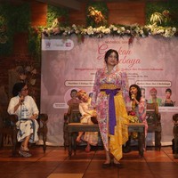 Alleia Anata Irham, putri tunggal Ariel NOAH, berkebaya rancangan Lathifa Dio Maharani (Tifa), pendiri jenama Nona Srikaya. Penampilan mahasiswi Fashion Management Universitas Binus itu menjadi simbol semakin dekatnya kebaya dengan Generasi Z.