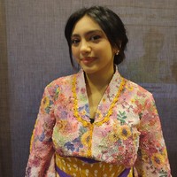 Penampilan mahasiswi Fashion Management Universitas Binus itu menjadi simbol semakin dekatnya kebaya dengan Generasi Z. Alleia mengaku sudah suka berkebaya sejak SMA. 