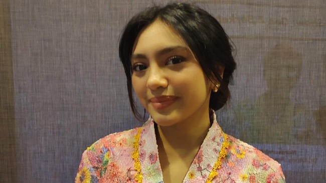 Penampilan mahasiswi Fashion Management Universitas Binus itu menjadi simbol semakin dekatnya kebaya dengan Generasi Z. Alleia mengaku sudah suka berkebaya sejak SMA. 