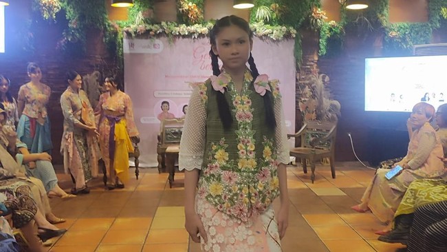 Selama terus dikenakan, dikreasikan, dan diwariskan, kebaya akan tetap hidup sebagai identitas budaya Indonesia lintas generasi.