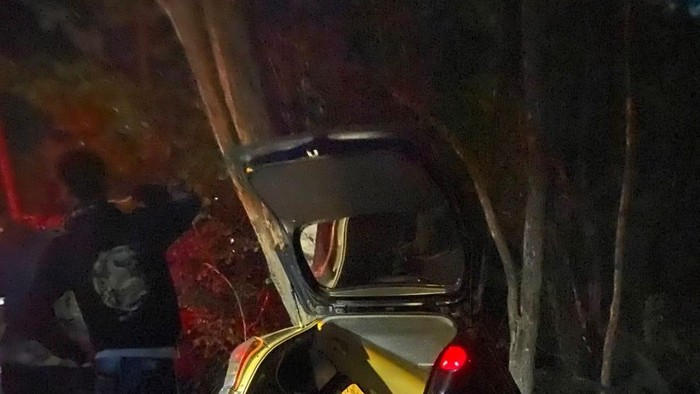 Mobil Daihatsu Xenia yang masuk ke juaran di Jalan Imogiri-Dlingo, tepatnya sebelum Jembatan Kaliurang, Dlingo, Bantul.