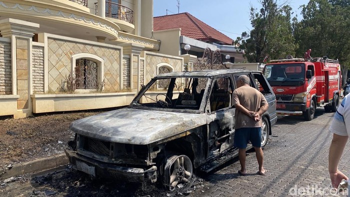 Mobil Range Rover terbakar di Jalan Tampomas, Kelurahan Petompon, Kecamatan Gajahmungkur, Kota Semarang, Minggu (2/8/2026)