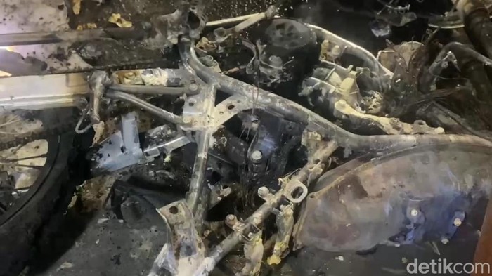 Motor dibakar saat tawuran geng motor melawan warga di Jalan Urip Sumoharjo Makassar merupakan hasil begal.