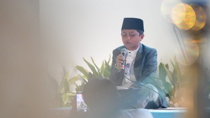 Muhammad Zian Fahrezi saat melantunkan Surah Ar-Rahman pada Dzikir dan Doa Kebangsaan di Monumen Nasional (Monas) pada Sabtu (01/08/2026), tersimpan kebiasaan sederhana yang menjadi kunci kedekatannya dengan Al-Quran sejak kecil.
