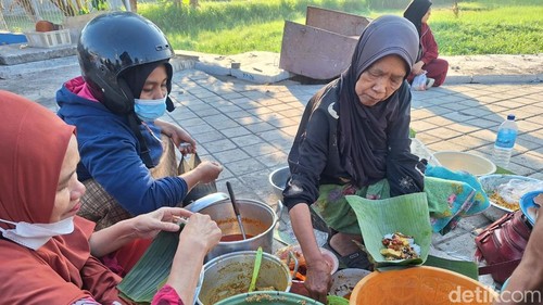 Masitah, pemilik Nasi Sasak di kawasan Pasar Ikan Bintaro tengah melayani para pembeli, Minggu (2/8/2026) pagi.