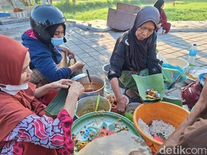 Cuma Rp5 Ribu! Nasi Sasak Lauk Lengkap Diantre Pembeli Sejak Subuh