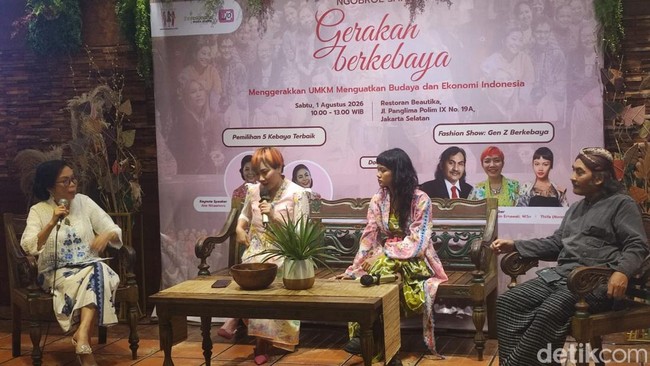Dr. Ngatawi Al-Zastrouw, Direktur Kebudayaan Universitas Indonesia, menilai perpaduan unsur tradisional dengan sentuhan modern merupakan sesuatu yang wajar dalam perkembangan kebudayaan. 