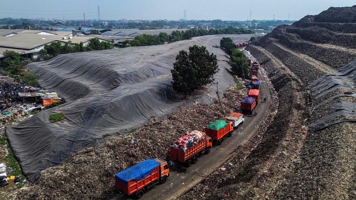 Foto udara sejumlah truk sampah antre membuang sampah di Tempat Pembuangan Sampah Terpadu (TPST) Bantargebang, Cikiwul, Kota Bekasi, Jawa Barat, Minggu (2/8/2026). Pemerintah Provinsi DKI Jakarta mulai menerapkan sistem controlled landfill di TPST Bantargebang secara bertahap sejak 1 Agustus 2026 sebagai bagian dari penghentian praktik open dumping atau pembuangan sampah secara terbuka guna mewujudkan pengelolaan sampah yang lebih ramah lingkungan, meminimalkan risiko kebakaran, dan mengurangi bau. ANTARA FOTO/Darryl Ramadhan