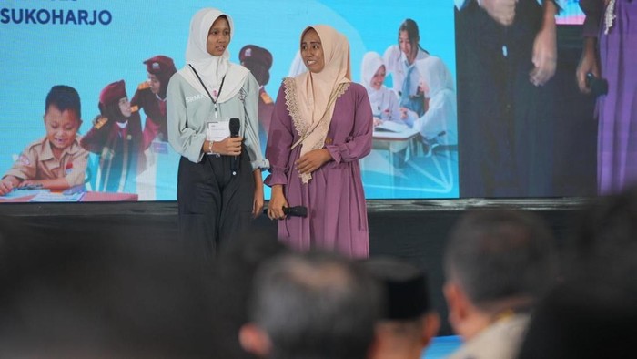 Orang tua dan siswa Sekolah Rakyat
