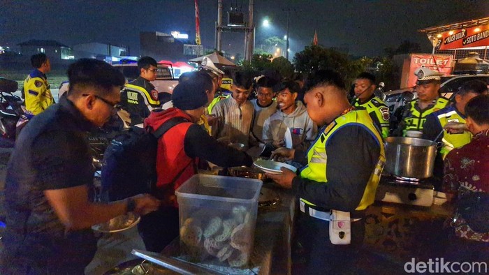 Para pengendara saat menikmati makan dan kopi gratis di Soreang, Kabupaten Bandung.