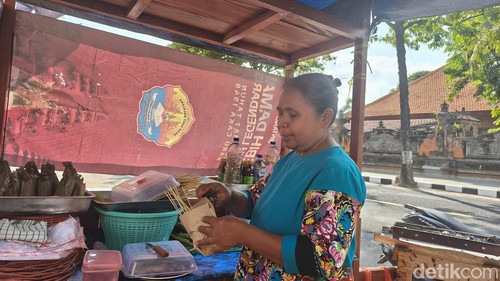 Sumiati, pedagang sate di kawasan titik nol singaraja, ditemui Minggu (2/8/2026).