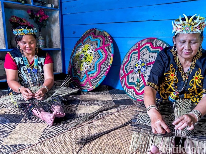Pembuatan saung seling oleh Limbang (kanan) dan rekannya.
